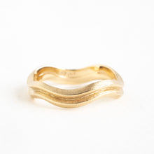 Load image into Gallery viewer, Double Bevelled Gold Ring